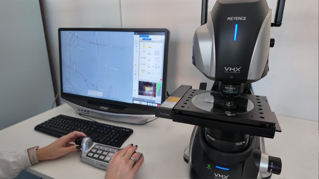 Analisi delle fibre al microscopio digitale nel laboratorio Lanartex